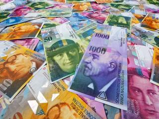 Megint baj van a svájci frankkal, történelmi csúcson az arany