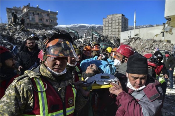 A romok alól kiemelt Hatice Akart viszik kazah és török mentők a törökországi Kahramanmarasban 2023. február 13-án. Fotó: MTI/AP/IHA