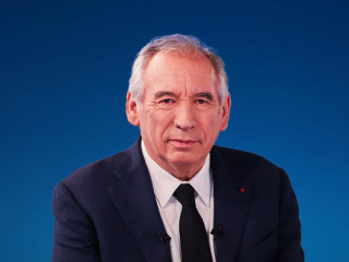 Francois Bayrou francia miniszterelnök szembenéz a következményekkel
