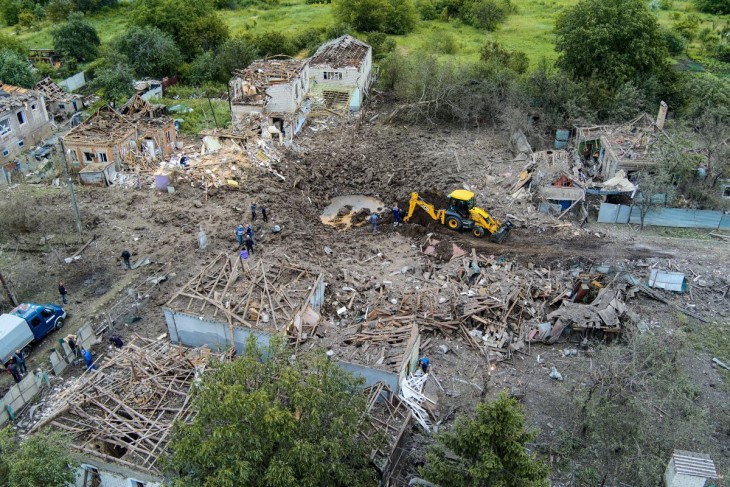 Megrongált házak és romok Kramatorszkban 2023. június 14-én, miután orosz rakétatámadás érte a kelet-ukrajnai Donyecki területen fekvő, stratégiai jelentőségű várost. Legalább egy ember életét vesztette, három megsebesült. Fotó: MTI/EPA