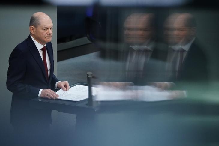 Olaf Scholz a Bundestag orosz invázió miatt összehívott rendkívüli ülésén Berlinben 2022. február 27-én. EPA/CLEMENS BILAN