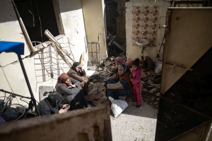 Gázai nők ülnek egy ház romjai között. Fotó: EPA/HAITHAM IMAD