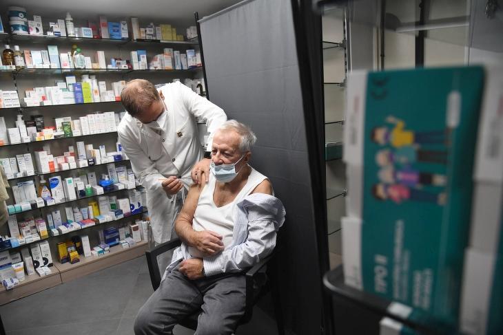 Olaszországban akár a patikában is beoltják az embert - ez az úr a harmadik dózist kapja egy milánói gyógyszertárban 2021. november 10-én. Fotó: EPA / Daniel Dal Zennaro