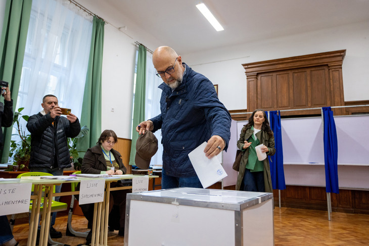 Kelemen Hunor, a Romániai Magyar Demokrata Szövetség (RMDSZ) elnöke leadja szavazatát a megismételt romániai elnökválasztás második fordulójában a kolozsvári János Zsigmond Unitárius Kollégiumban kialakított szavazókörben 2025. május 18-án
