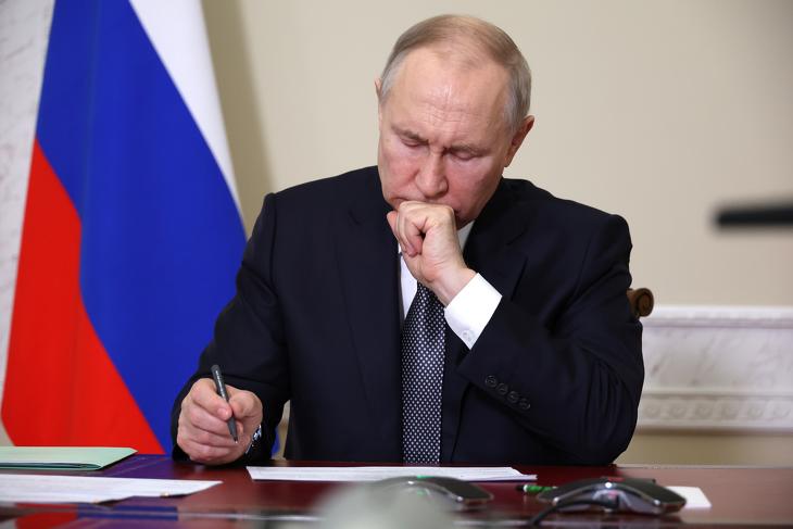 Vlagyimir Putyin egy videókonferencia közben – Eurázsiában is csökken Moszkva befolyása. Fotó: EPA/MIKHAEL KLIMENTYEV/SPUTNIK/KREMLIN
