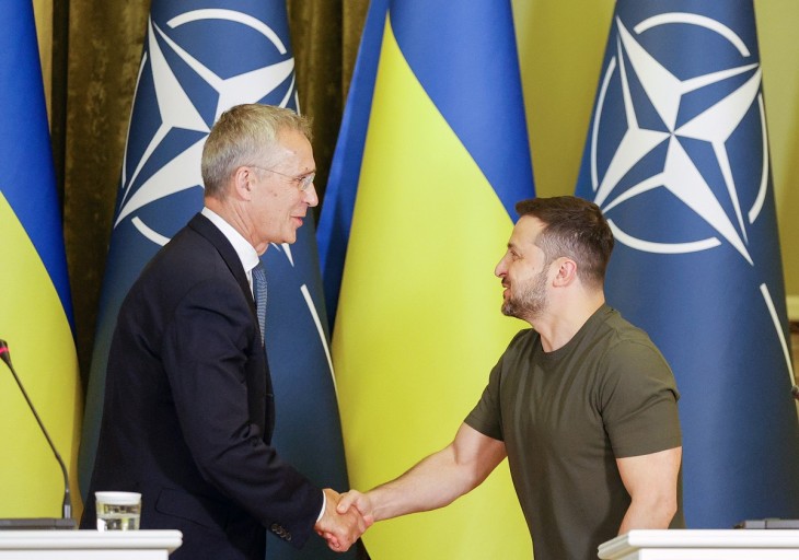 Jens Stoltenberg NATO-főtitkár előzetes bejelentés nélkül látogatta mag Volodimir Zelenszkij ukrán elnököt. Fotó: EPA / SERGEY DOLZHENKO