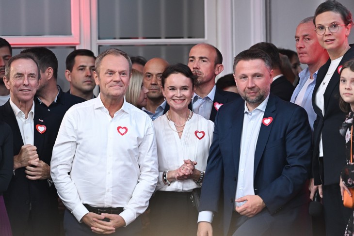 Donald Tusk (bal oldalt fehér ingben), a Civil Platform vezetője a parlamenti választások éjjelén, 2023. október 15-én Varsóban. Fotó:  EPA/Piotr Nowak