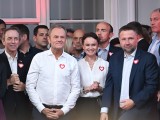Donald Tusk (bal oldalt fehér ingben), a Civil Platform vezetője a parlamenti választások éjjelén, 2023. október 15-én Varsóban. Fotó:  EPA/Piotr Nowak