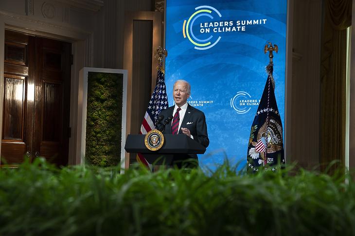 Joe Biden amerikai elnök beszél az amerikai kezdeményezésű, videokapcsolaton keresztül zajló nemzetközi klímavédelmi csúcstalálkozón a washingtoni Fehér Ház Keleti termében 2021. április 22-én. (Fotó: MTI/AP/Evan Vucci)