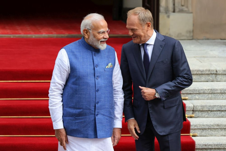 Donald Tusk lengyel miniszterelnök fogadja Narendra Modi indiai kormányfőt a varsói miniszterelnöki hivatalban