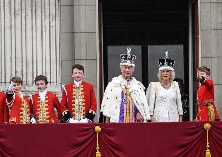 III. Károly és Kamilla királynő az erkélyen. Fotó: EPA/Neil Hall