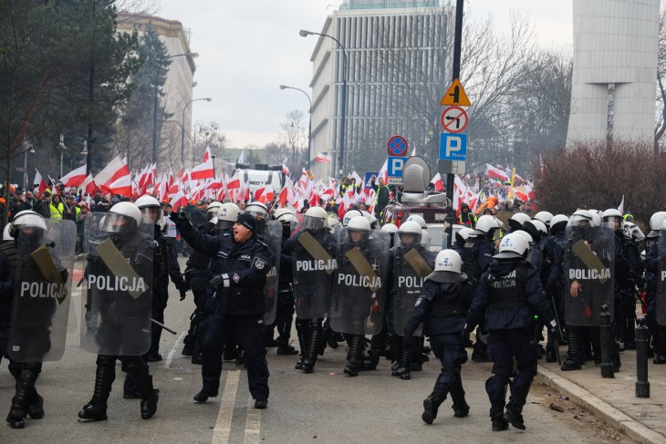 Összetűztek Varsóban a rendőrök és a gazdatüntetés résztvevői. Fotó: EPA/PAWEL SUPERNAK  
