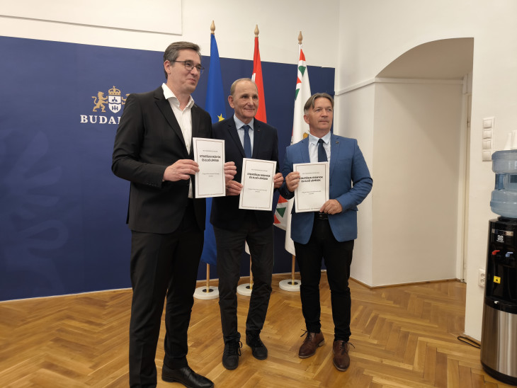  Karácsony Gergely, Gémesi György és Eszes Béla (Jánoshida polgármestere, a MÖSZ társelnöke) az új stratégiai irányokat bemutató reformtervvel