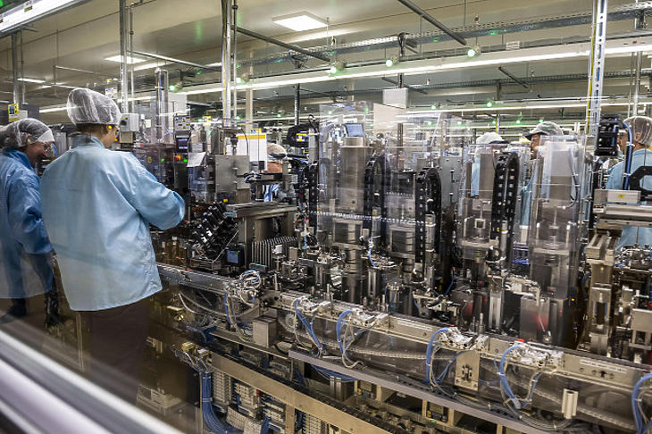Dolgozók a Denso Gyártó Magyarország Kft. egyik gyártócsarnokában Székesfehérváron 2019. szeptember 20-án. (Fotó: MTI/Bodnár Boglárka)