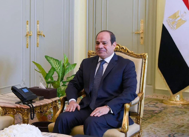 Abdul Fattah el-Sisi egyiptomi elnök nem ül ölbe tett kezekkel