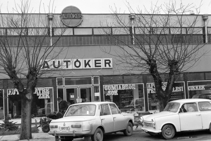 Talán még ezek is forgalomban vannak...? Wartburg 353 és Trabant 601 az  Autó és Alkatrészkereskedelmi Vállalat előtt 1983-ban.