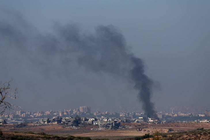 Izraeli légitámadás a Gázai övezet északi részén a dél-izraeli Szderótból nézve 2023. december 2-án. Fotó: MTI / EPA / Atef Szafadi