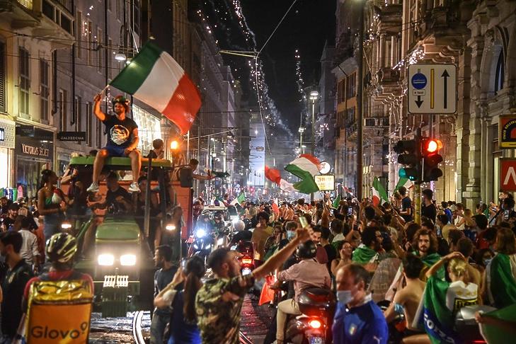 Mámoros éjszaka: ünneplés Milánó utcáin az Eb-győzelem után. EPA/MATTEO CORNER 