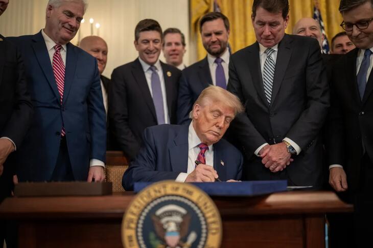 Donald Trump aláírja a GENIUS Act néven ismert jogszabályt a stablecoinok szabályozásáról