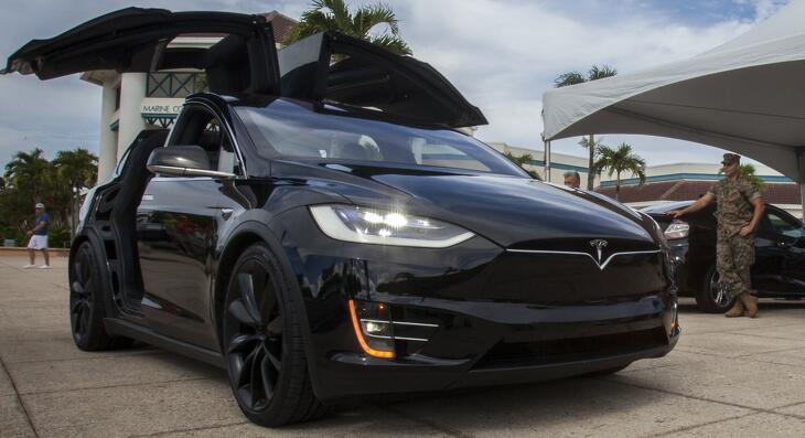 Egy Tesla X, a speciálisan nyíló ajtóival. A dizájnban az X alak több helyen is visszaköszön a gyártó egyik legdrágább modelljénél