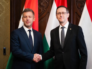Most érkezett: elégedett Varga Mihállyal Magyar Péter