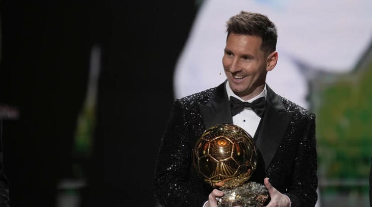 A szurkolók egy része felháborítónak tartja Messi hetedik aranylabdáját (Forrás: MTI/AP/Christophe Ena)