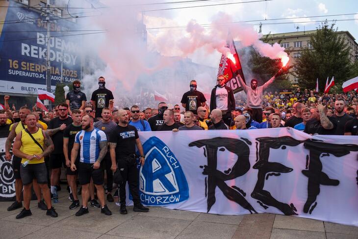 A bevándorlás megszüntetését követelik tüntetők a lengyelországi Katowicében 2025. július 19-én. A Konföderáció ellenzéki pártszövetség nyolcvan településen szervezett tiltakozást a kormány bevándorláspolitikája ellen