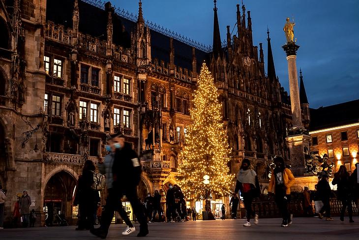 Jön a Covid-karácsony: járókelők a müncheni Marienplatzon 2020. december 15-én. EPA/LUKAS BARTH-TUTTAS