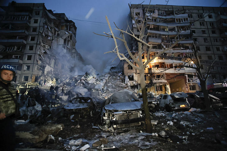  Áldozatokat keresnek a romok alatt az ukrajnai Dnyipróban 2023. január 14-én, miután orosz rakétatalálat ért egy lakóházat. Fotó: MTI/AP/Roman Csop 
