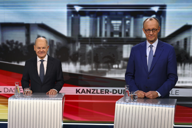 Olaf Scholz kancellár és Friedrich Merz, a CDU-CSU kancellárjelöltje a második televíziós vitán   