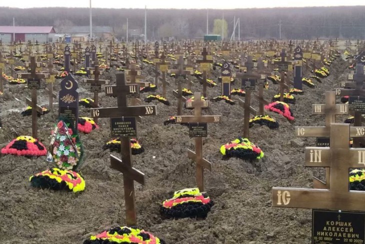 A Wagner-zsoldoshadsereg színeivel kirakott egyenkoszorúk az egyensírokon az Ukrajnában elesetteknek létesített egyik eldugott oroszországi temetőben. Fotó: Twitter