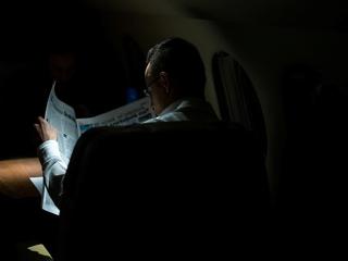 A nap képe: így olvas a sötétben az Orbán-kormány minisztere