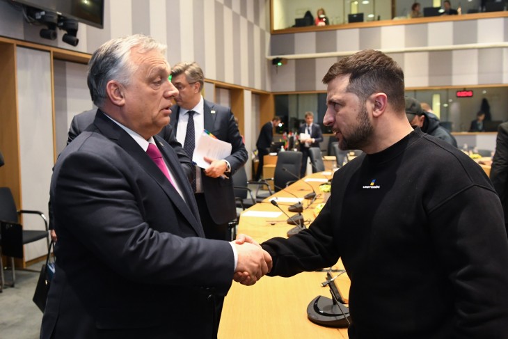 Szembenézés. Orbán Viktor és Volodimir Zelenszkij kézfogása a brüsszeli EU-csúcson 2023. február 9-én. Fotó: Európai Tanács    