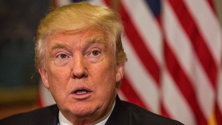 Nehéz helyzetben Trump: megvágott segélyekkel kellene kampányolni