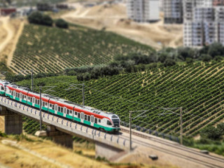 Az algériai nemzeti vasúttársaság az SNTF Stadler Flirt szerelvénye hasít át a tájon