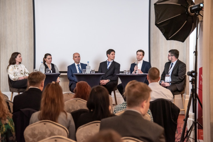 A díjátadót megelőző Fenntarthatóság 2024 – ESG: a szabályozási kihívástól az üzleti lehetőségig konferencia egyik panelbeszélgetése. Résztvevők (b-j): Tomasovszki Tímea - VIG Befektetési Alapkezelő; Lokietek Eszter - OTP Alapkezelő;  Horváth Barnabás - KBC AM; Kovács István - Erste Alapkezelő;  Böröczky Dezső - Gránit Alapkezelő. Moderátor: Gáspár András - Klasszis Média.