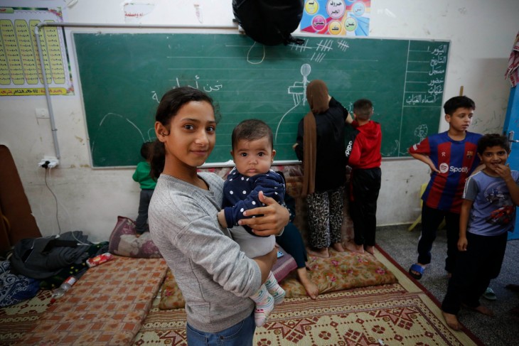Ők még életben vannak. Palesztin menekültek az UNRWA egyik iskolájában a Gázai övezetben 2023 novemberében. Fotó: Twitter/UNRWA 