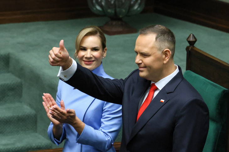  Karol Nawrocki felesége, Marta Nawrocka mellett a hivatali eskütételén a varsói parlamentben 2025. augusztus 6-án