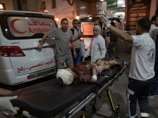 Sebesült gyereket kezelnek egy rafahi kórházban egy izraeli légitámadás után 2024. április 19-én. 