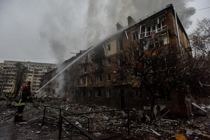 Tűzoltók dolgoznak egy szétlőtt lakóháznál Vishhorodban Kijev közelében 2022. november 23-án. Fotó: EPA/OLEG PETRASYUK