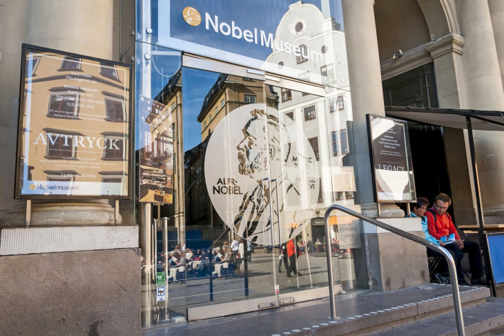 A Nobel Múzeum nyáron – az ajtón Alfred Nobel arcképe
