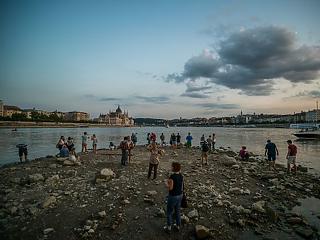 Alig van víz a Dunában: bajba kerültek a turisták