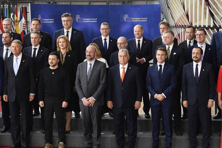 Akinek ilyen barátai vannak, annak nem kell ellenség? Volodimir Zelenszkij és Orbán Viktor fogják közre Charles Michelt a brüsszeli uniós csúcson készült csoportképen 2024. október 17-én
