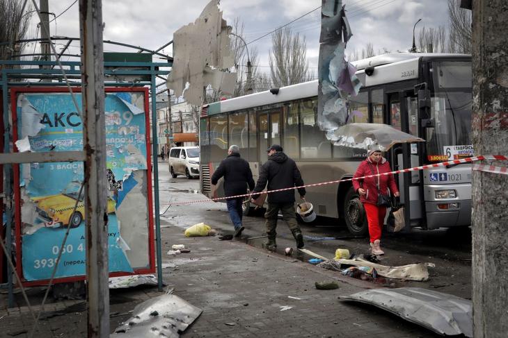 Orosz rakétatámadásban megrongálódott buszmegálló a dél-ukrajnai Herszonban.  Fotó: MTI/AP