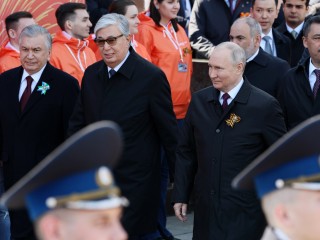 Kaszim-Zsomart Kemeluli Tokajev kazah elnök, Shavkat Mirziyoyev üzbég elnök, Vlagyimir Putyin orosz elnök, Szadir Japarov kirgiz elnök és Nikol Pashinyan örmény miniszterelnök a Győzelem napján Moszkvában 2023. május 9-én. Fotó:  EPA/GAVRIIL GRIGOROV / SPUTNIK / KREMLIN