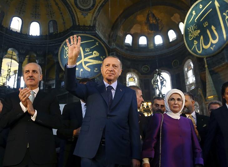 Az új manőver: békülékenység. Illusztráció: Recep Tayyip Erdogan a Hagia Szophiában 2018. március 31-én. (Fotó: Kayhan Ozer / Pool Photo via AP)