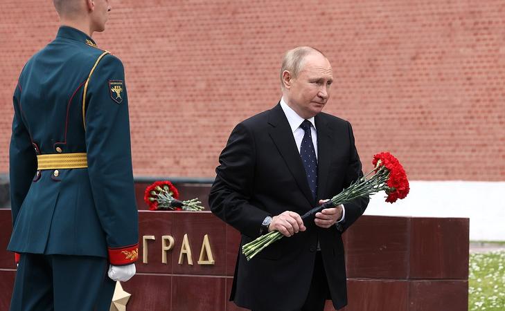 Vlagyimir Putyin virágot helyez el a Hősök Városa obeliszkeknél és a Katonai Dicsőség Városainak emléktáblájánál 2022. június 22-én. A hitelezőknek egy csokor szegfű kevés lesz, 500 millió dollárt kellene előteremteni a héten. Fotó: Kreml
