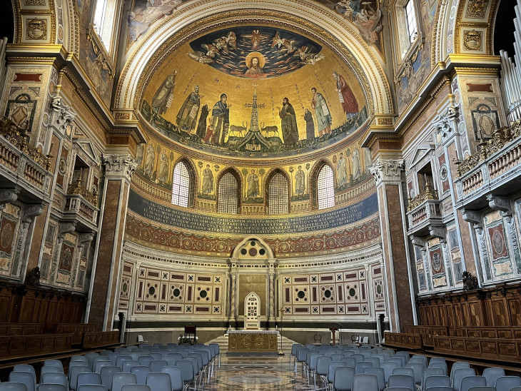 A pápai trón a lateráni Szent János-bazilikában