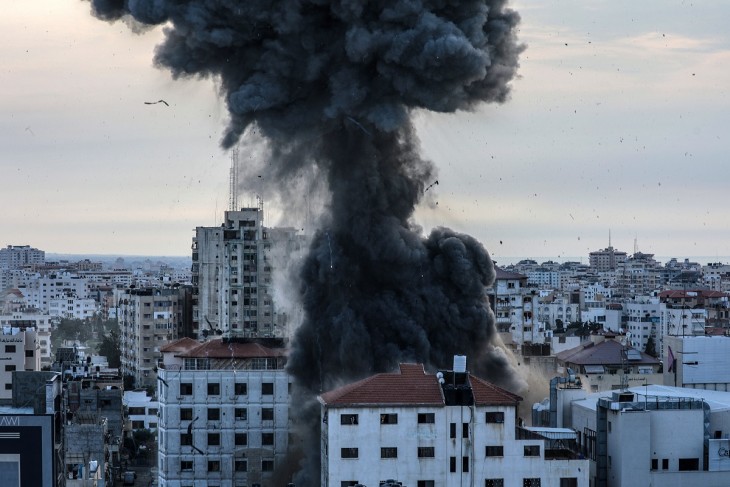 Füst száll fel a nemzeti bank épületéből egy izraeli légitalálatot követően a Gázai övezetben. Fotó: EPA / MOHAMMED SABER