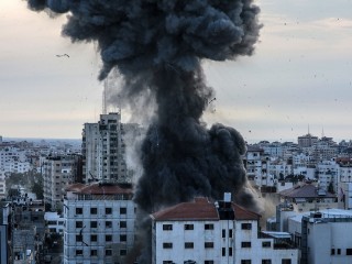 Füst száll fel a nemzeti bank épületéből egy izraeli légitalálatot követően a Gázai övezetben. Fotó: EPA / MOHAMMED SABER